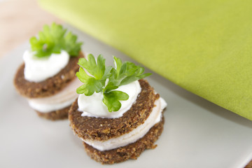 canapes mit käse und putenfleisch