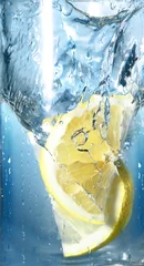 Abwaschbare Fototapete zwei Zitronen sind ins Wasser gefallen © coffeemill