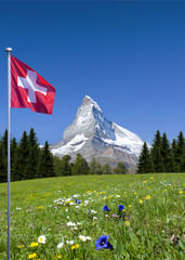 Matterhorn mit Schweizer Flagge