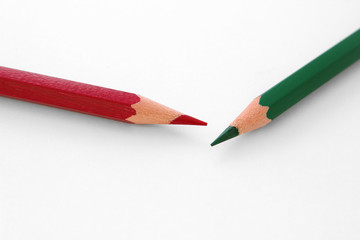 roter und gr&uuml;ner Buntstift auf wei&szlig;em Papier