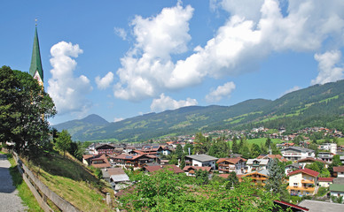 Fototapeta na wymiar Uciekać Kirchberg w pobliżu Kitzbühel w Tyrolu