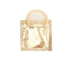 Obraz na płótnie Canvas otwarte opakowanie prezerwatywy na białym