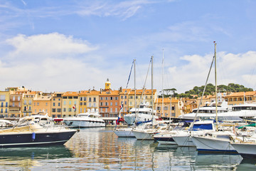 Fototapeta na wymiar Port w Saint-Tropez, Francja