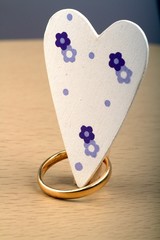 cuore fiorito ed anello nuziale