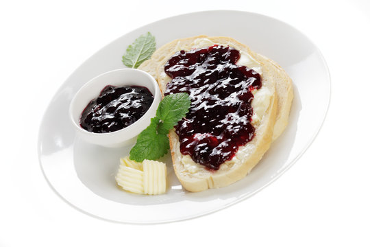 Wei&szlig;brot mit Kirschkonfit&uuml;re