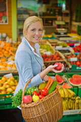 Frau am Obstmarkt mit Einkaufskorb