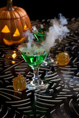 Fototapeta na wymiar Czarownica Krew Martini - napoje Halloween