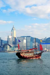 Selbstklebende Fototapeten Skyline von Hongkong mit Booten © rabbit75_fot