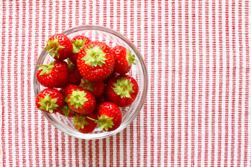 Erdbeerschale auf rot gestreifter Tischdecke