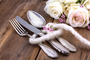 Place cover with white roses