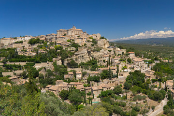Fototapeta na wymiar General view of hiltop village of Gordes.
