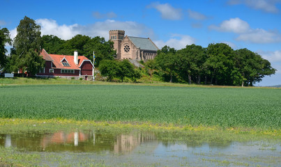 Fototapeta na wymiar Stare szwedzkie katedra z refleksji wody