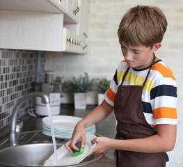 boy doing the dishes - 43252183