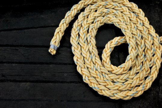 Seilrolle auf schwarzen Schiffsplanken