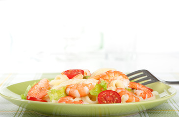 Salad of king prawns, tomatoes and pasta