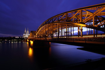 Fototapeta na wymiar Katedra w Kolonii i Hohenzollern Bridge