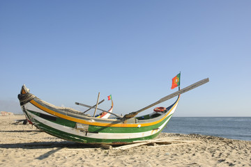 Obraz premium Typical portuguese fishing boat on the beach, Espinho, Portugal