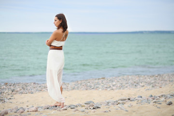 Fototapeta na wymiar woman standing near the sea