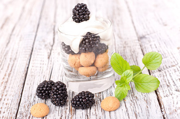 Joghurt und Beeren