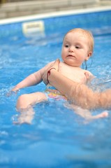 Fototapeta na wymiar enfant à nager