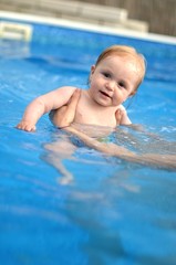 Fototapeta na wymiar dziecko w basenie