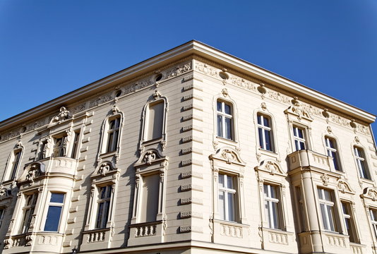Fa&ccedil;ade blanche avec moulures en coin.