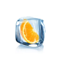 Poster Sinaasappelschijfje in ijsblokje over wit © Lukas Gojda