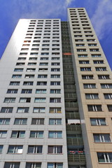Plattenbau-Hochhaus