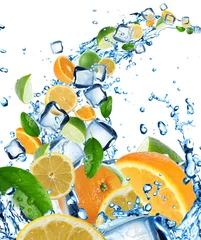 Fotobehang Verse citrusvruchten in water splash met ijsblokjes © Lukas Gojda