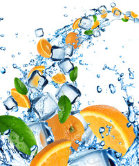 Oranges fraîches dans les éclaboussures d& 39 eau avec des glaçons