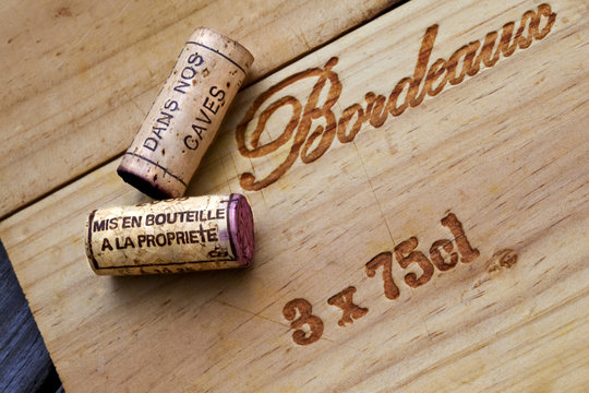 Bouchons de vin de Bordeaux sur une caisse de vin en bois