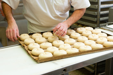 Bäcker beim Brötchen backen