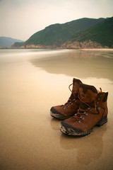 Schuhe am Strand nach Wanderung