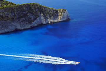 Motorówka przy brzegu greckiej wyspie Zakynthos © GKor