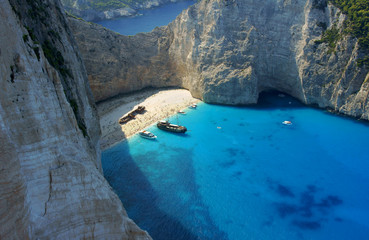 Statki i ludzie w zatoce wraku 2, grecka wyspa Zakynthos © GKor