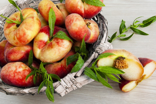 Cesta con paraguayas.