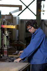 Arbeiter an Maschine in Fabrikhalle