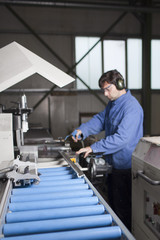 Arbeiter bearbeitet Aluminium