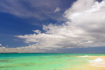 Fototapeta na wymiar 水納島のエメラルドグリーン海と入道雲