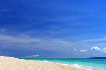 沖縄の真っ白いビーチと紺碧の空