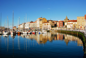 Fototapeta na wymiar Marina Gijón (Hiszpania)