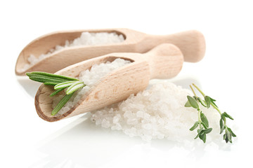 zout met verse rozemarijn en tijm geïsoleerd op wit