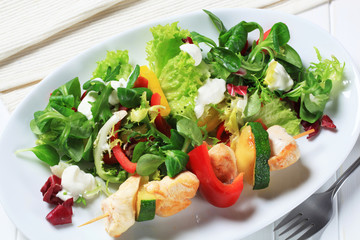 Chicken skewer with salad mix