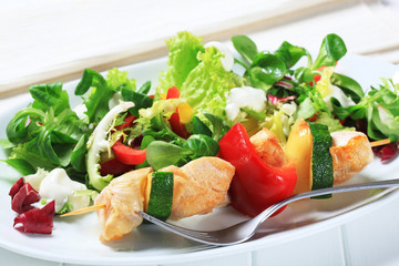Chicken skewer with salad mix