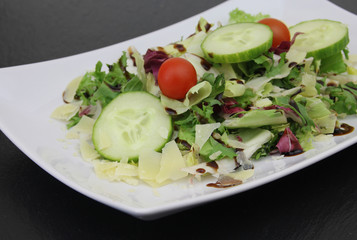 bunter Salat mit Gurken