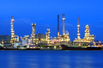 Fototapeta premium Oil refinery manufacturing at twilight
