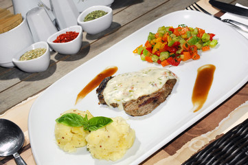 Yemek ,yiyecek tabakları,et