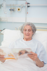 Obraz premium Patient reading a magazine