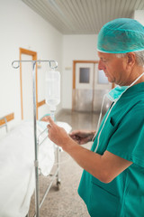 Fototapeta na wymiar Surgeon measuring an intravenous drip