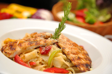 ızgara tavuk makarna ve biber